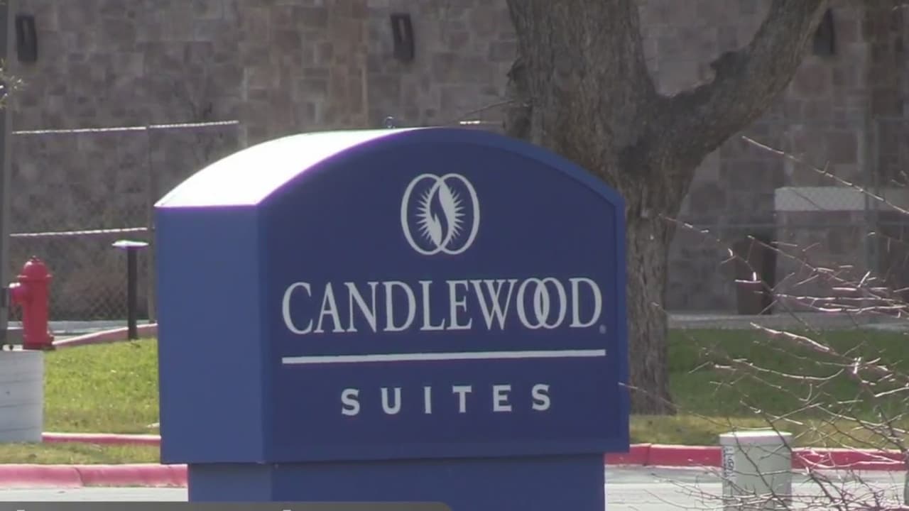 Líderes locales discutirán compra de hotel para refugiar a indigentes en Austin