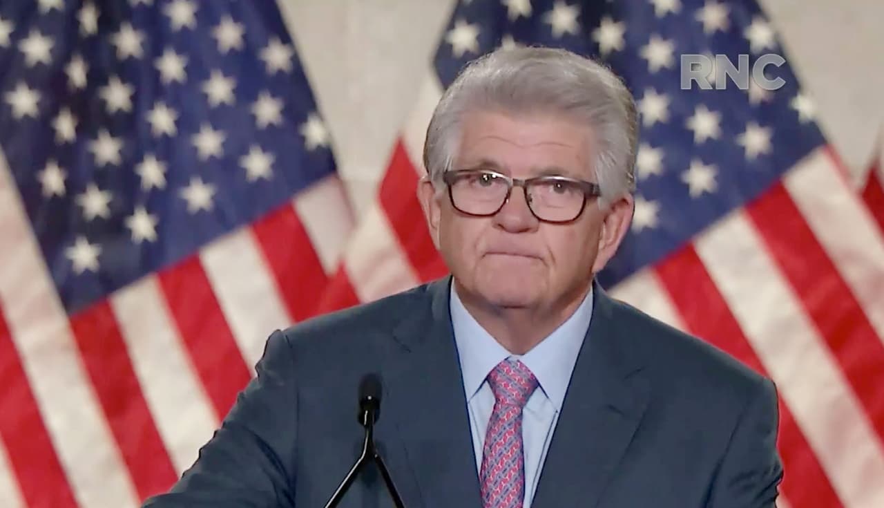 Máximo Álvarez se quebranta mientras daba su discurso en apoyo a Trump durante la Convención Nacional Republicana