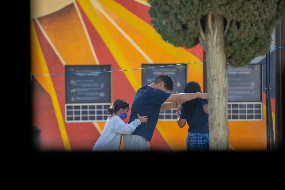 El albergue 'Nohemí Álvarez Guille' fue abierto en octubre de 2020. Su fundación surge de la necesidad de aumentar los espacios para menores no acompañados en la fronteriza Ciudad Juárez. Desde 2018 han visto un repunte de niños viajando solos mientras poco a poco se han ido colapsando los albergues.