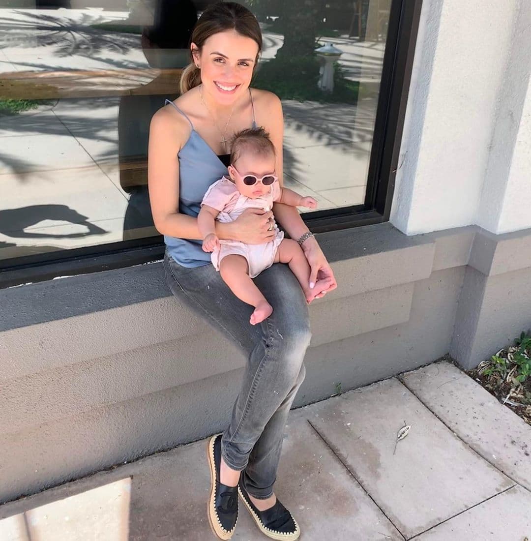 Pero en casa, deja los 'stilettos' y los 'outfits' para la televisión para disfrutar cómodamente el tiempo con su pequeña Chloé Sophia.