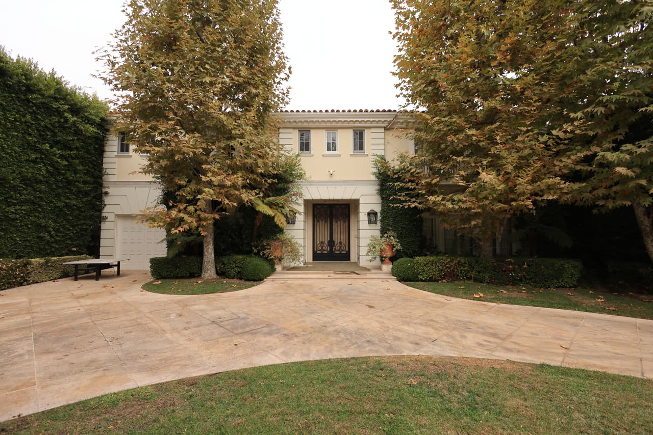 <b>El asesinato de José y Kitty Menéndez</b>
<br>
<br>
<b>20 de agosto de 1989</b>: José y Kitty Menéndez son asesinados en su casa en Beverly Hills.
<a href="https://www.univision.com/local/los-angeles-kmex/hermanos-lyle-y-erik-menendez-california-prision-esposas-juicios-serie-netflix">Lyle y Erik Menéndez</a>, sus hijos, reportan el crimen alegando un robo violento.