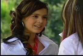 Aunque tuvo un papel secundario, se destacó y apareció ese mismo año en 'Nace Una Estrella'.