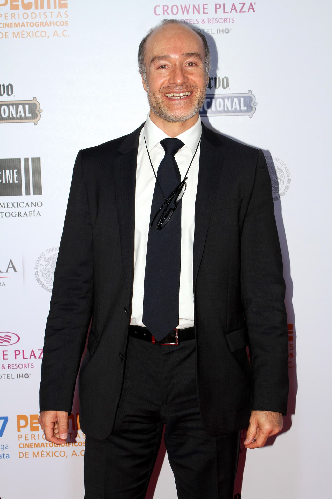 El actor Odiseo Bichir desmintió que se encuentre hospitalizado en un psiquiátrico y aclaró rumores que han circulado sobre su estado de salud.