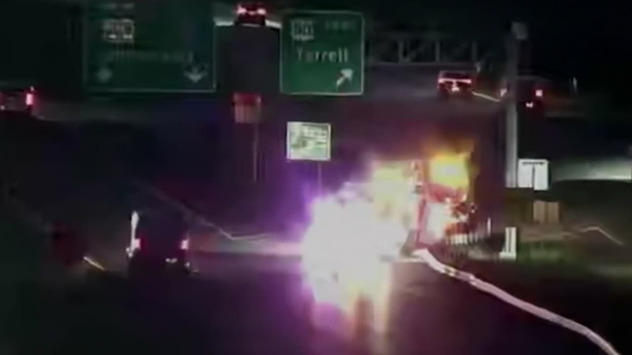 Una mujer y dos menores mueren tras choque de un tractocamión a su auto varado en el condado Kaufman