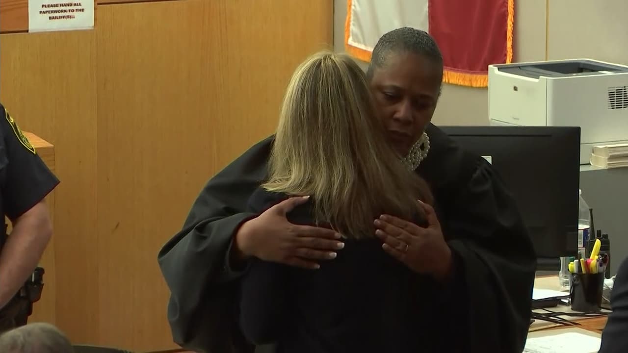 La jueza al final también le dio un abrazo a Amber Guyger.