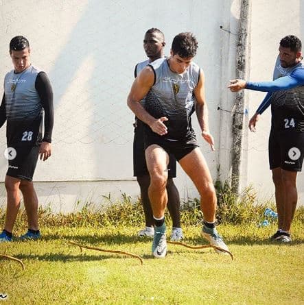 "Estuve un año jugando fútbol, era algo que tenía que hacer, 
<b><a href="https://www.univision.com/famosos/danilo-carrera-hace-su-confesion-mas-intima-la-que-lo-llevo-a-dar-un-giro-drastico-en-su-vida-por-un-sueno-fotos">un sueño del que fui esclavo durante 12 años</a></b>. Siempre quise lograrlo y llegó esa persona que me dio el empujoncito, me animó para que luchara por eso", dijo en entrevista para TVyNovelas la semana pasada.