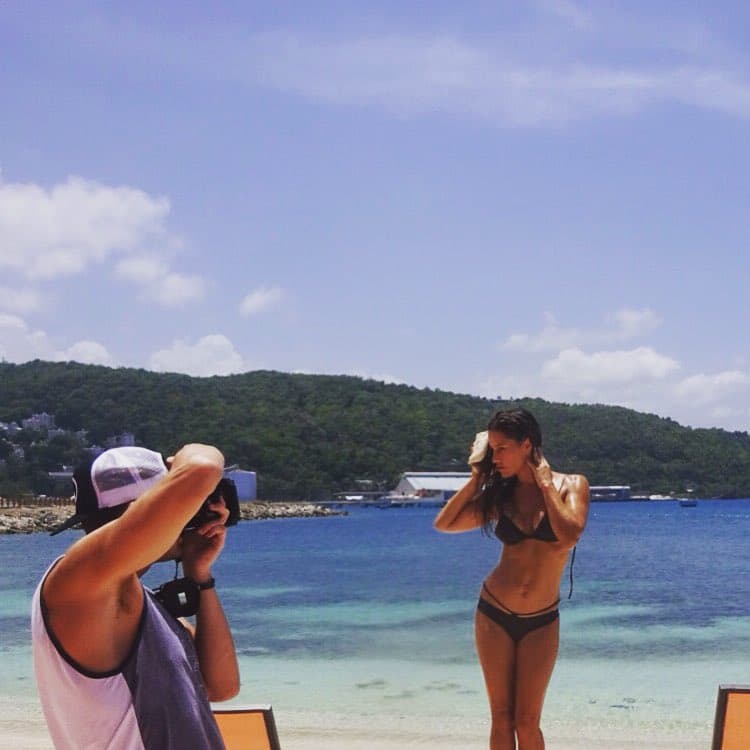 Posó así para las cámaras.