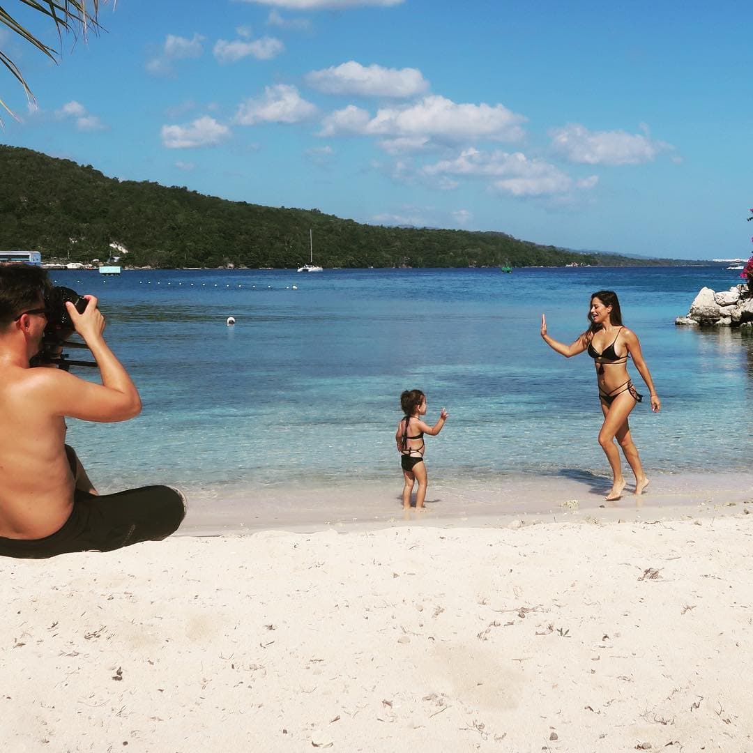 Aquí en la playa junto a Erin.