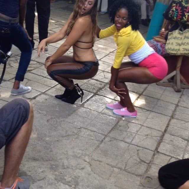 La cantante también grabó un candente video musical.