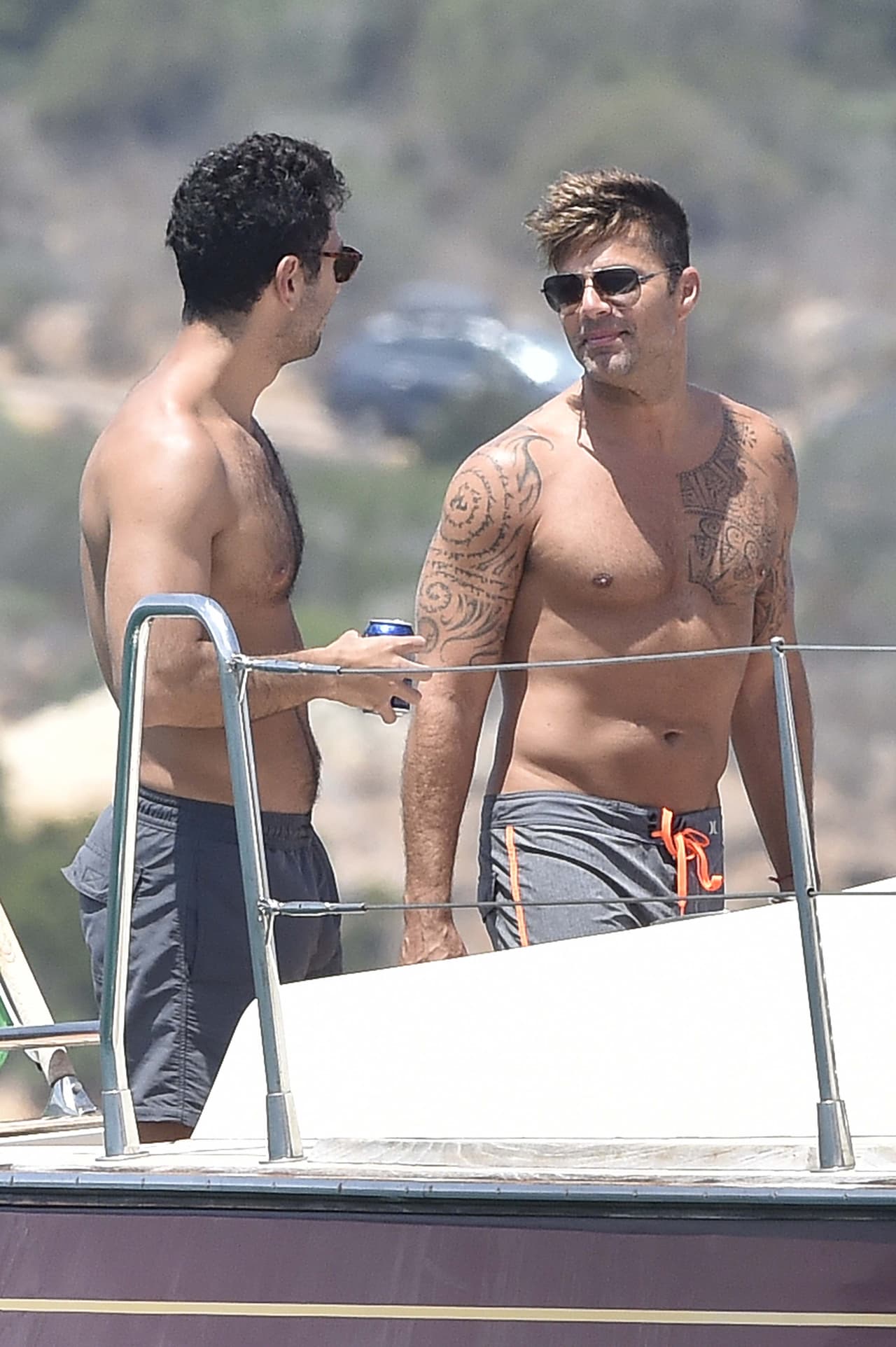 El cantante se encuentra de vacaciones con su galán.