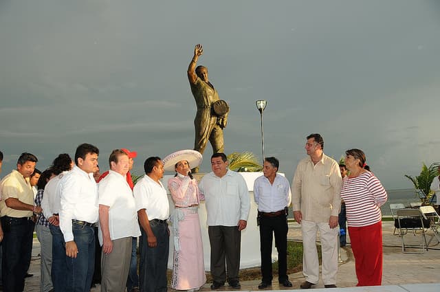 También en el estado de Campeche, en 2011, se inauguró una estatua de bronce en honor al cantante mexicano, en el llamado Camino Real, muy cercano con los límites del estado de Yucatán.