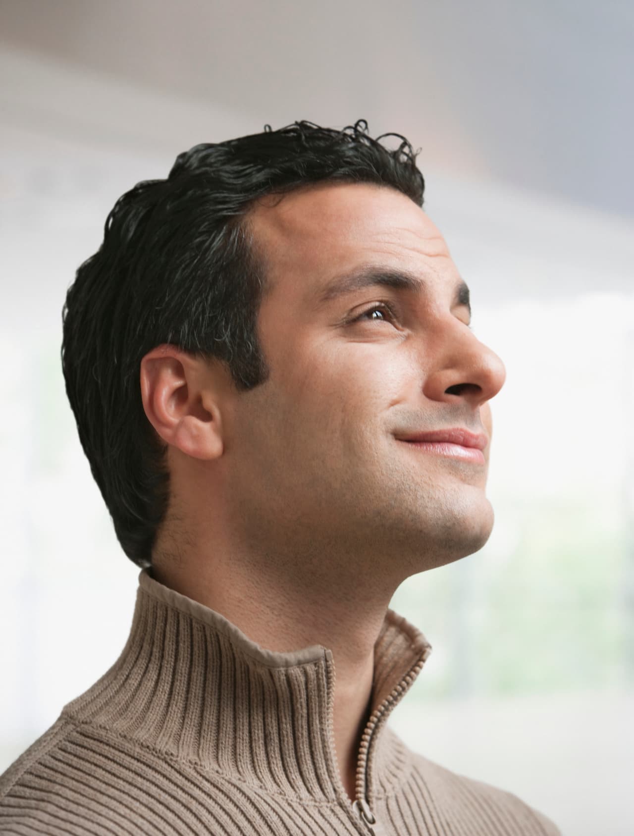 Es hermoso soñar, fantasear, embellecer la vida diaria, pero es peligroso confundir la fantasía con la realidad puesto que en ese caso podrías caer en un vacío sentimental una especie de “hueco amoroso” que te desencantaría de quien ahora ves con ojos de admiración.