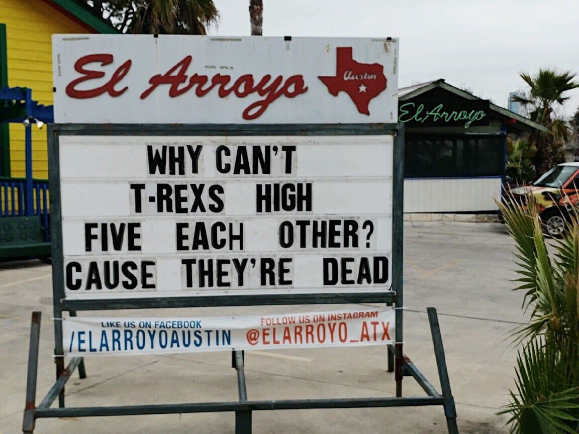 Los juguetones mensajes o bromas hacen referencia a la cotidianidad, el gusto por la comida y/o hechos actuales de cultura pop, política, deportes, conmemoraciones, naturaleza y hasta el clima.