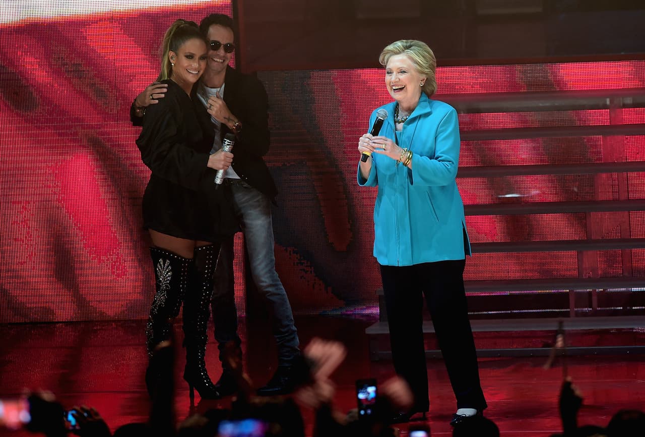 Mientras Hillary estaba en el escenario hablándole a los miles que se reunieron en Miami para el show, Marc y JLo no pararon de hablar.