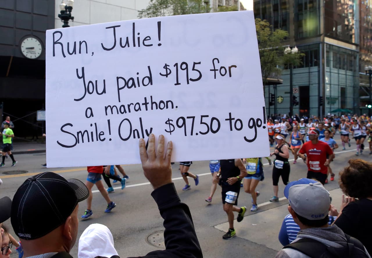 Los corredores recorren una ruta de 26.2 millas que pasa por 29 vecindarios de Chicago.