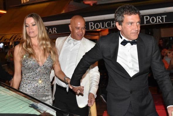 ¡Sino también con la hermana gemela de ella!