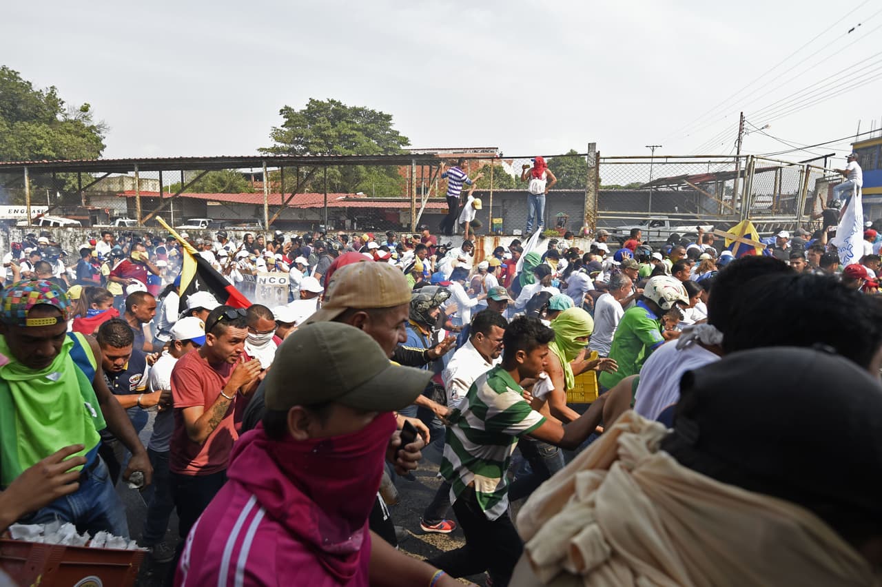 En Ureña, del otro lado del puente Santander, la represión a los habitantes que esperan la ayuda humanitaria comenzó en la mañana de hoy.