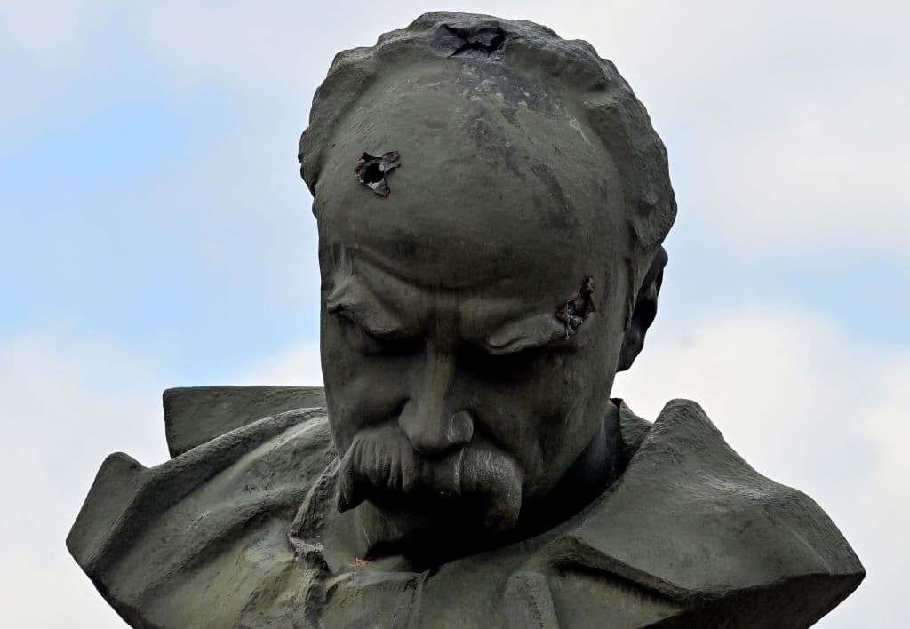El monumento en honor al poeta ucraniano Taras Shevchenko con agujeros de bala en la cabeza, en Borodyanka, ciudad brutalmente asediada por tropas invasoras rusas. Alemania dijo este jueves haber interceptado
<a href="http://uni.vi/Yq8U103xBtp" target="_blank">charlas entre soldados rusos sobre asesinatos indiscriminados de soldados y civiles en Ucrania,</a> lo cual contradice la versión del Kremlin de que los crímenes contra civiles son una "puesta en escena".