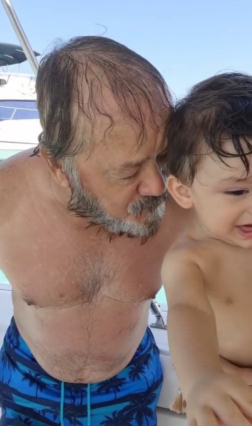 La revista TVNotas publicó una nota, tanto en su edición impresa como en la digital, en la que informó que supuestamente el papá de la artista, Carlos González,
<b><a href="https://www.tvnotas.com.mx/noticias-espectaculos-mexico/cachetean-al-papa-de-sherlyn-por-insultar-mujer-en-un-avion" target="_blank"> fue cacheteado por una mujer </a></b>durante un vuelo. 
<br>