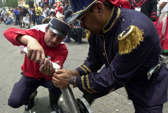A pesar de que no es un día de asueto en su país, muchos mexicanos han tomado este día como el de mayor festejo de su mexicanidad.
