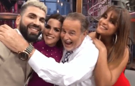 Jomari Goyso realizó una pequeña broma a Raúl de Molina al capturar una selfie. El Gordo se quedó en pose unos cuantos segundos hasta que el experto en moda dijo: "Es un video Raúl", por lo que no le quedó de otra más que improvisar.