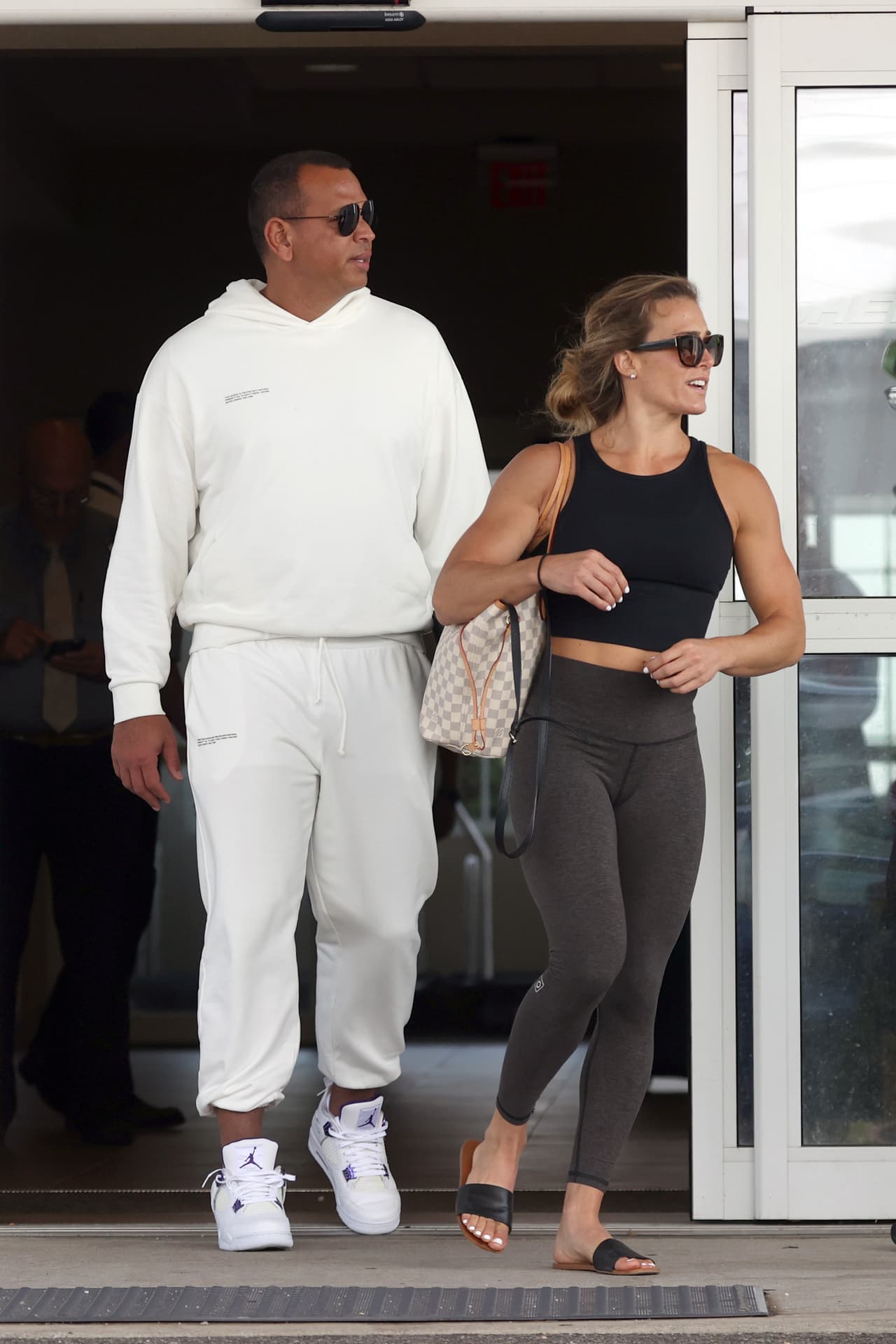 Con una de ellas también fue fotografiado así, vistiendo ropa deportiva. 
<br>