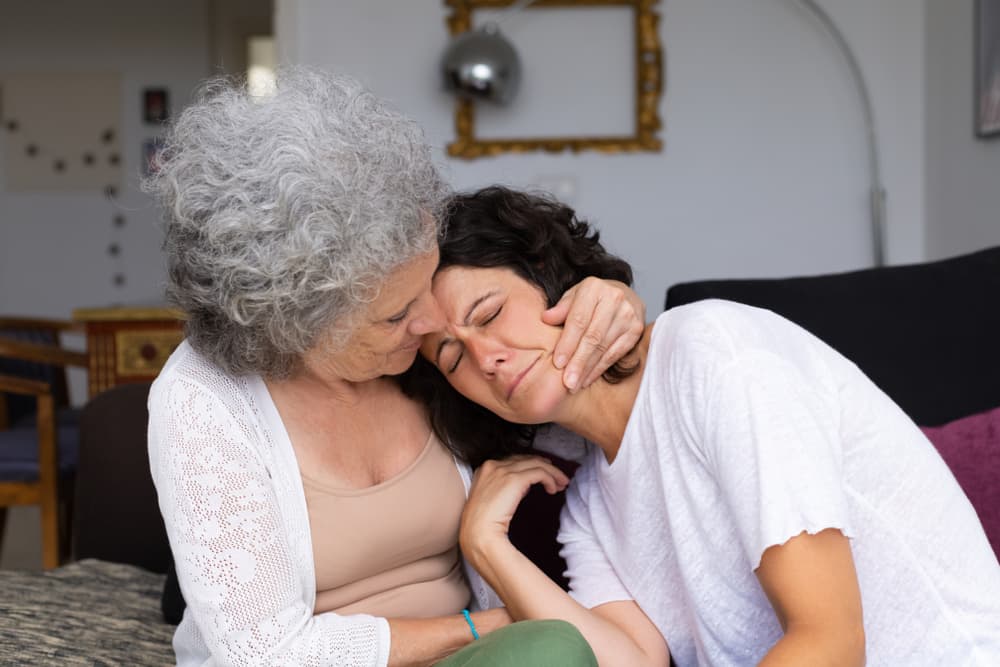 <b>CÁNCER</b>
<br>Siendo el signo que es como la 'mamá' del Zodiaco, ellos saben perfectamente cómo acercarse a la persona para compartirle la noticia. Y además de suavizar el tono, para que las palabras o la situación no les caiga de peso, de inmediato ofrecerán su hombro para llorar.