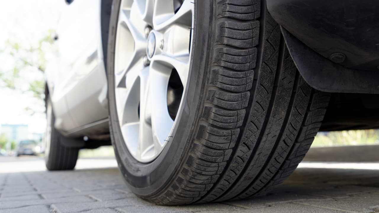 Los críticos de los neumáticos 
<i>all-season</i> dicen que los mismo hacen muchas cosas de manera aceptable pero 
<b>no hacen nada especialmente bien</b>. No proveen la tracción extrema característica de los neumáticos de verano y no son muy eficientes en los inviernos fuertes con mucha nieve por lo que regularmente deben ser complementados por un juego de cadenas de invierno. Los neumáticos 
<i>all-season</i> 
<b>son como un par de blue-jeans</b> que pueden ser usados en cualquier estación, pero que en invierno no protegen tan bien del frío como un pantalón de lana y en verano son son tan cómodos como un par de bermudas.