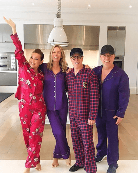 Fue a través de su cuenta en Instagram que Tommy Mottola compartió con sus seguidores una imagen de una reunión de trabajo que él y Thalía sostuvieron con el multimillonario diseñador y empresario Tommy Hilfiger, así como con su esposa, Dee Ocleppo, quienes la pasaron muy relajados en pijama.