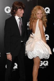 Según 
<a href="https://peopleenespanol.com/article/colate-recibira-de-paulina-rubio-243000-dolares-en-tres-anos-compartiran-la-custodia-de-su/" target="_blank">People en Español</a>, el exesposo de Paulina Rubio había pedido un millón de dólares por concepto de pensiones alimenticias, pero acabó aceptando la suma de 243,000 dólares que ofreció su exesposa.