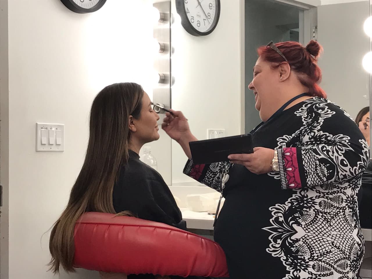En pleno maquillaje antes de su participación en 'Despierta América'.