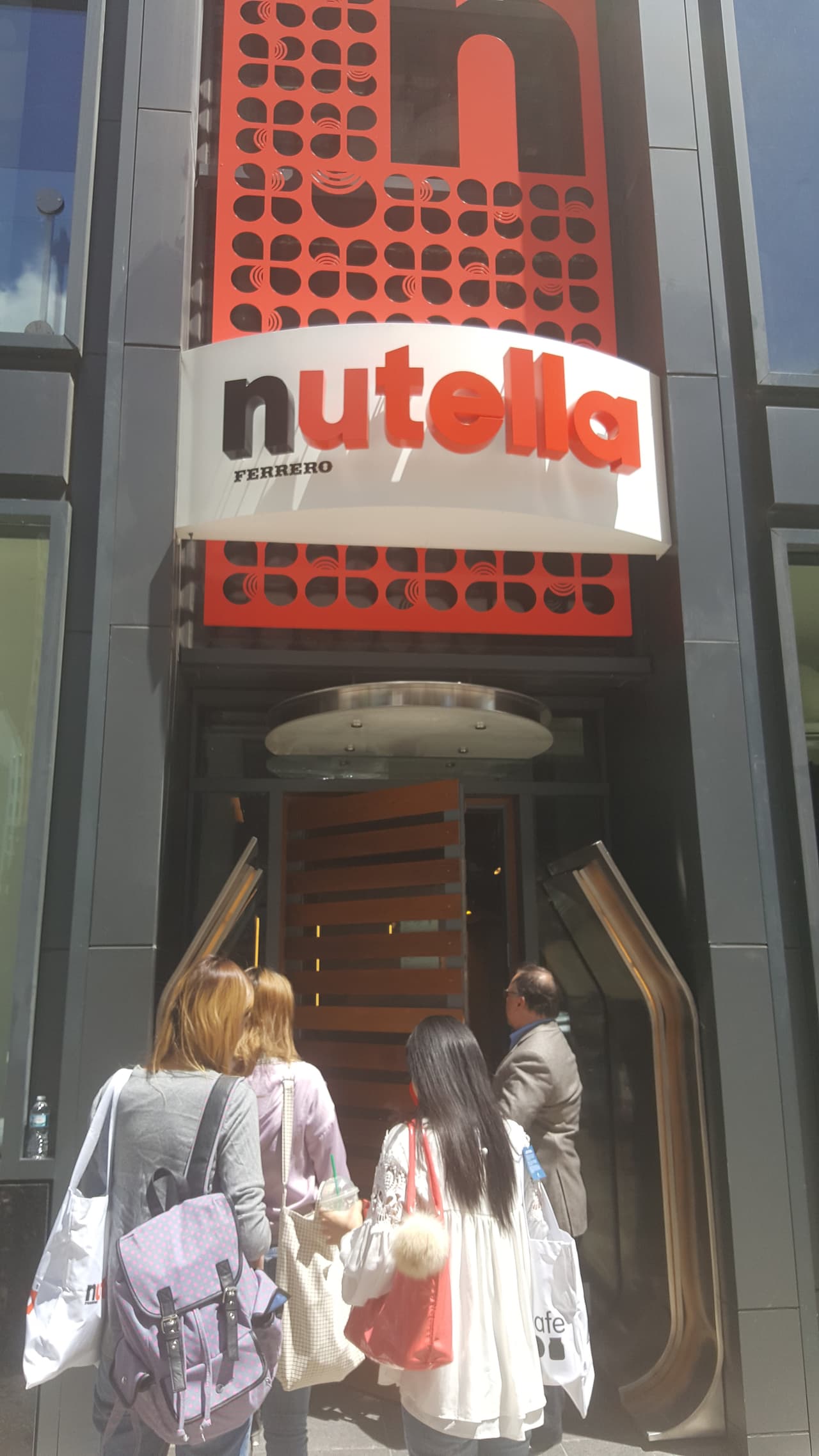 Por ahora no se ha informado cuándo y dónde abrirán la próxima cafetería en Estados Unidos.