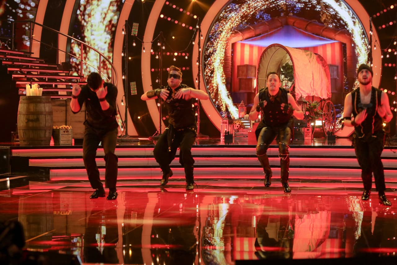 El tema 'Jaleo' de Ricky Martin fue el elegido, en medio de una producción que incluyó carretas y fuegos artificiales. Con esta impresionante escenografía, los bailarines fueron apareciendo poco a poco.