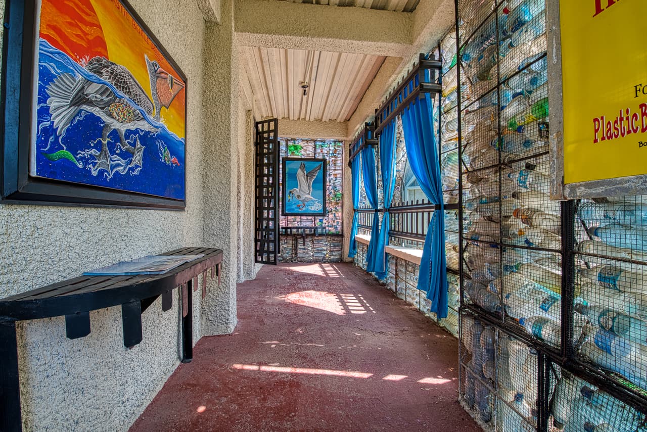 Las víctimas de desastres naturales podrían beneficiarse de las botellas que llegan de la asistencia internacional, la gente podría construir refugios, camas, mesas y sillas inmediatamente después de beber el agua. Todo lo que tenemos que hacer es convencer a los embotelladores para que cambien la forma de las botellas”, concluyó Bezeau.