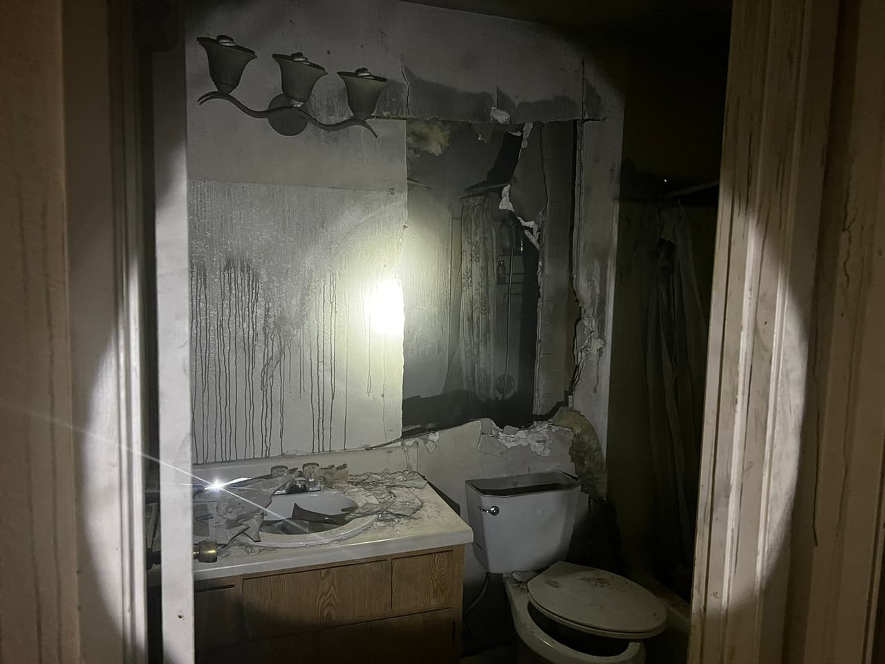 Equipos de Metro Fire tuvieron qeu abrir un boquete en uno de los muros para tener acceso al departamento que se incendiaba.