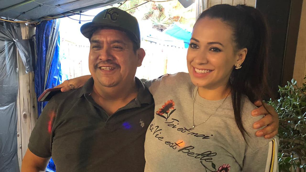 La familia de Cindy estaba feliz de conocer a El Bueno, La Mala y El Feo.