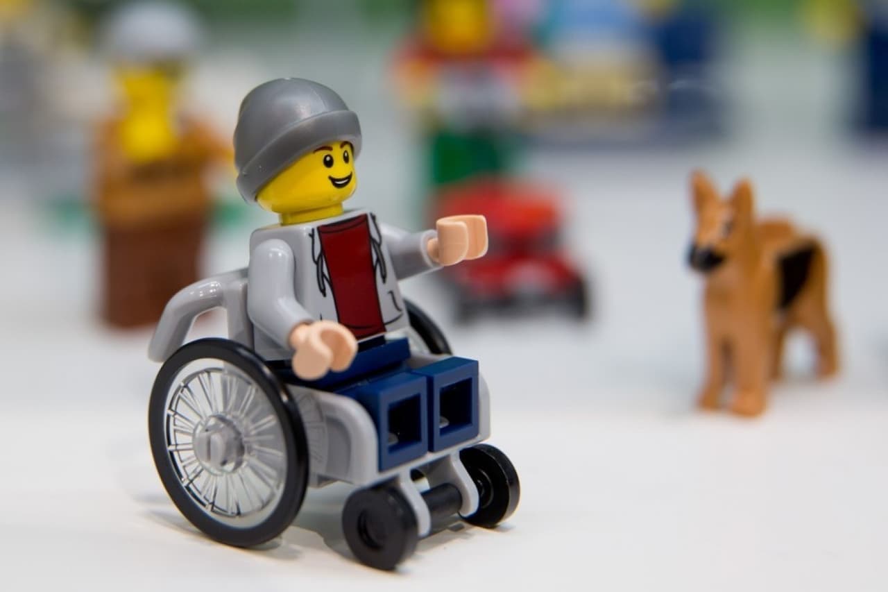 Lego emociona al presentar figura en silla de ruedas