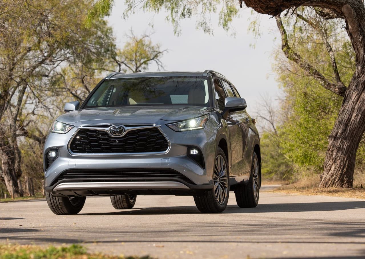 <h3 class="cms-H3-H3"><b>1er. lugar en el segmento de las SUV híbridas</b></h3>
<br>
<br>
<u><b>Toyota Highlander Hybrid</b></u>
<br>
<br>
<b>Puntaje general: </b>9.1 de 10
<br>
<b>Valor retenido tras 5 años de uso:</b> 47.0%
<br>
<b>Calificación de seguridad promedio de la NHTSA: </b>5.0 de 5.0