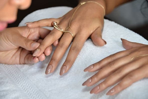 Hay algunos tonos que pueden ser más beige o café, pero igual se vale.