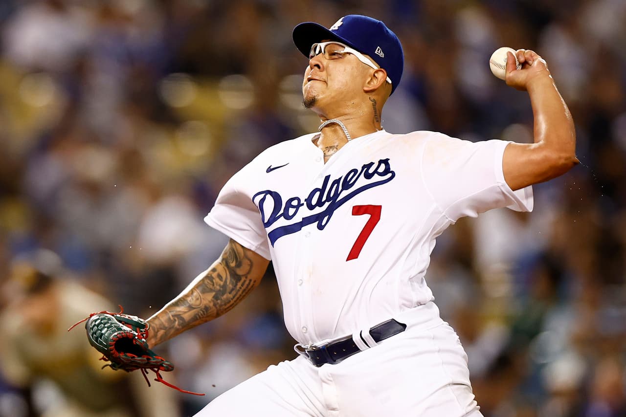 Julio Urías en el primer juego entre Dodgers y Padres de la postemporada.