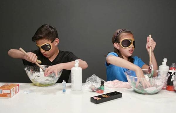 Además, al lado de su hermana hacen divertidos retos. Evan tiene más de 5 millones de suscriptores en You Tube.