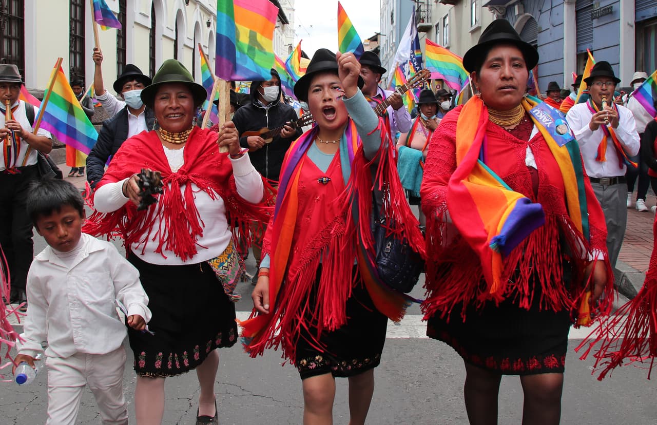 El voto indígena ha vuelto a cobrar fuerza en Ecuador tras la movilización de 2019 y aunque no tiene tanto peso demográfico, el partido Pachacutik, brazo político de la Confederación de Nacionalidades Indígenas del Ecuador, gana seguidores por su "proyecto político pluriétnico", que va más allá de los intereses de los pueblos originarios.