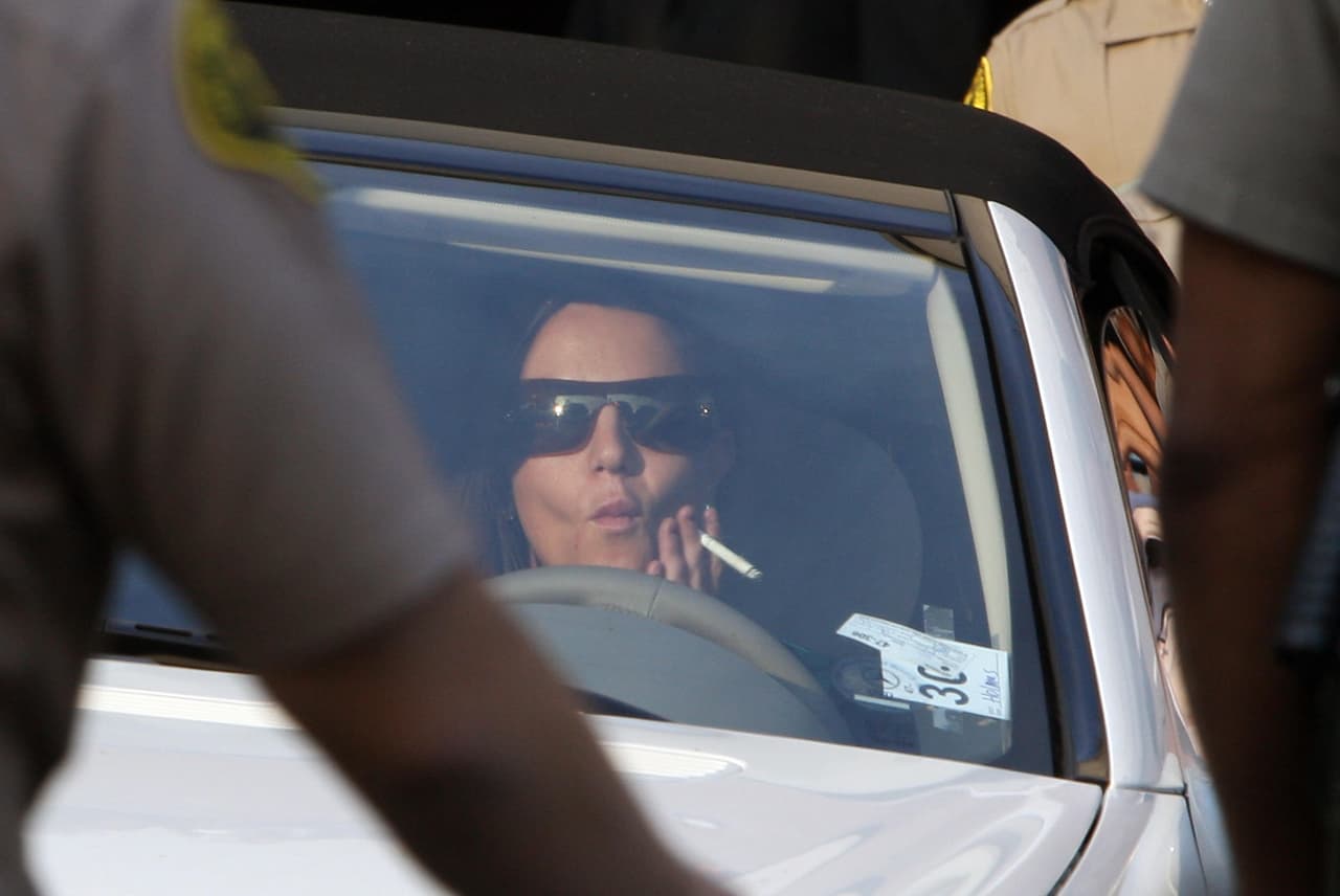 La decisión del inicio de la tutela se produjo cuando Jaimie Spears pidió a una corte la autoridad de supervisar las finanzas y vida de Britney tras situaciones públicas de la cantante en la que se evidenció problemas de salud mental y abuso de drogas.