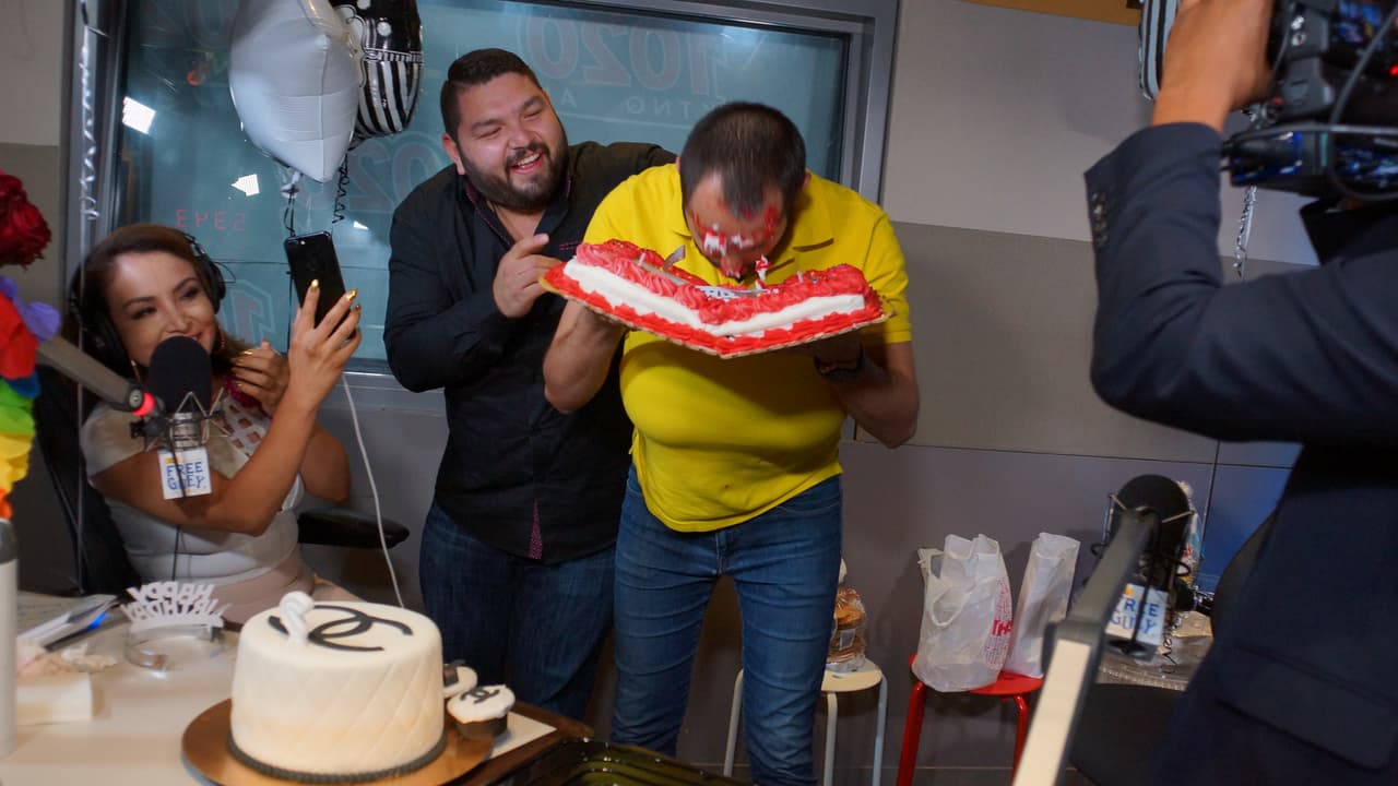 La Bronca cumplió años y se armó una fiesta en la cabina del Free-guey show.