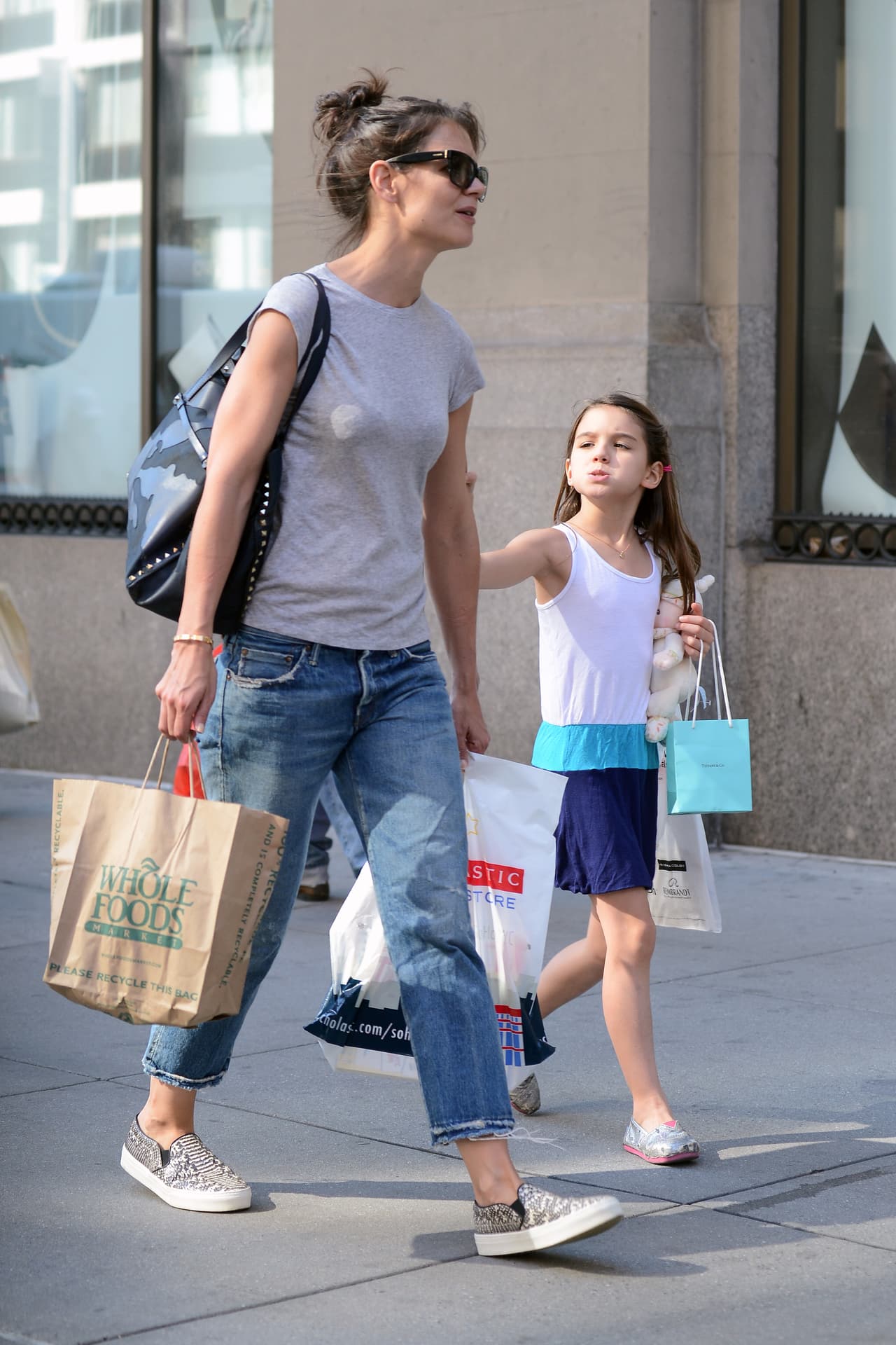 Katie, con las manos llenas, parecía sufrir un poquito.