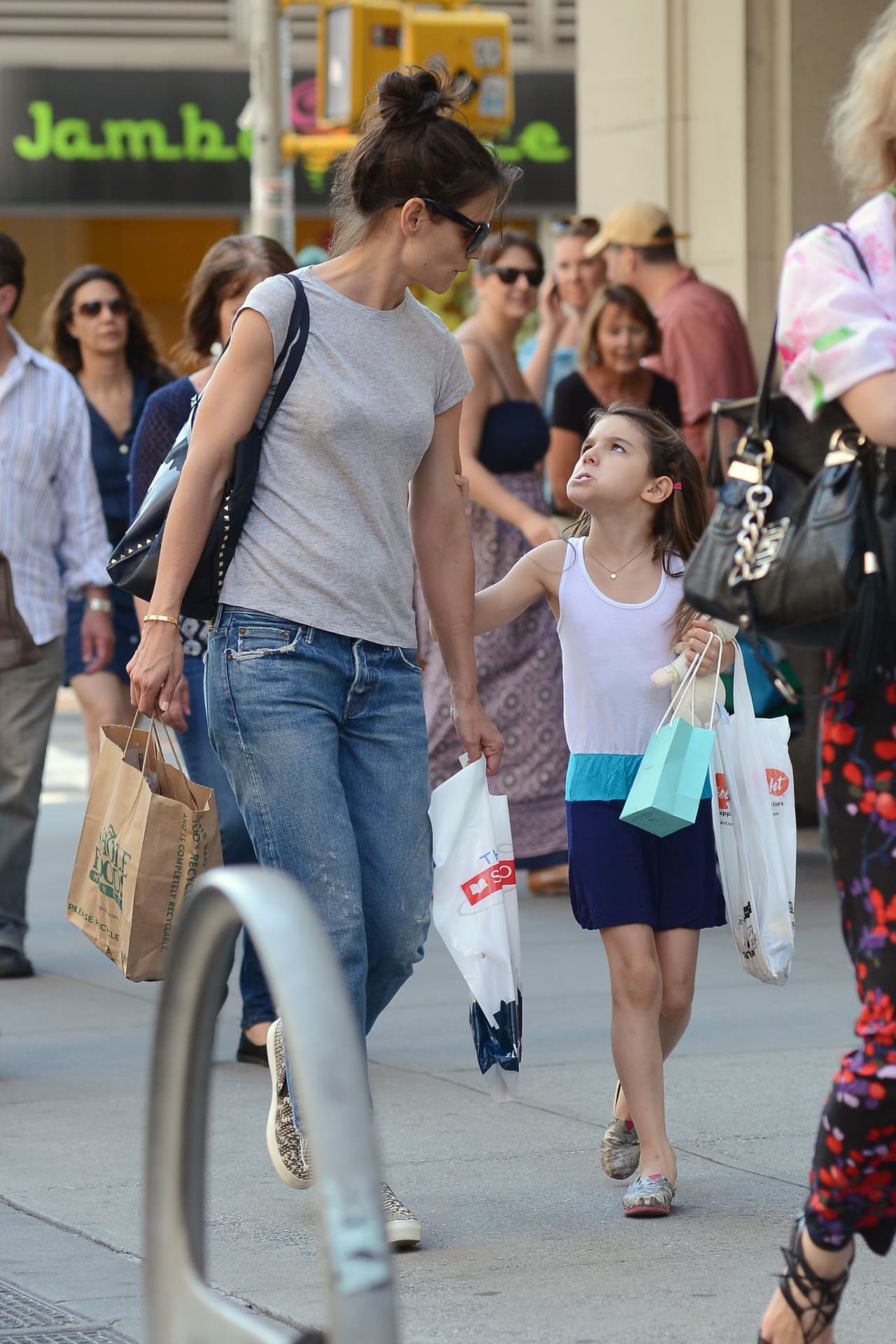 A cada rato le hace berrinches.