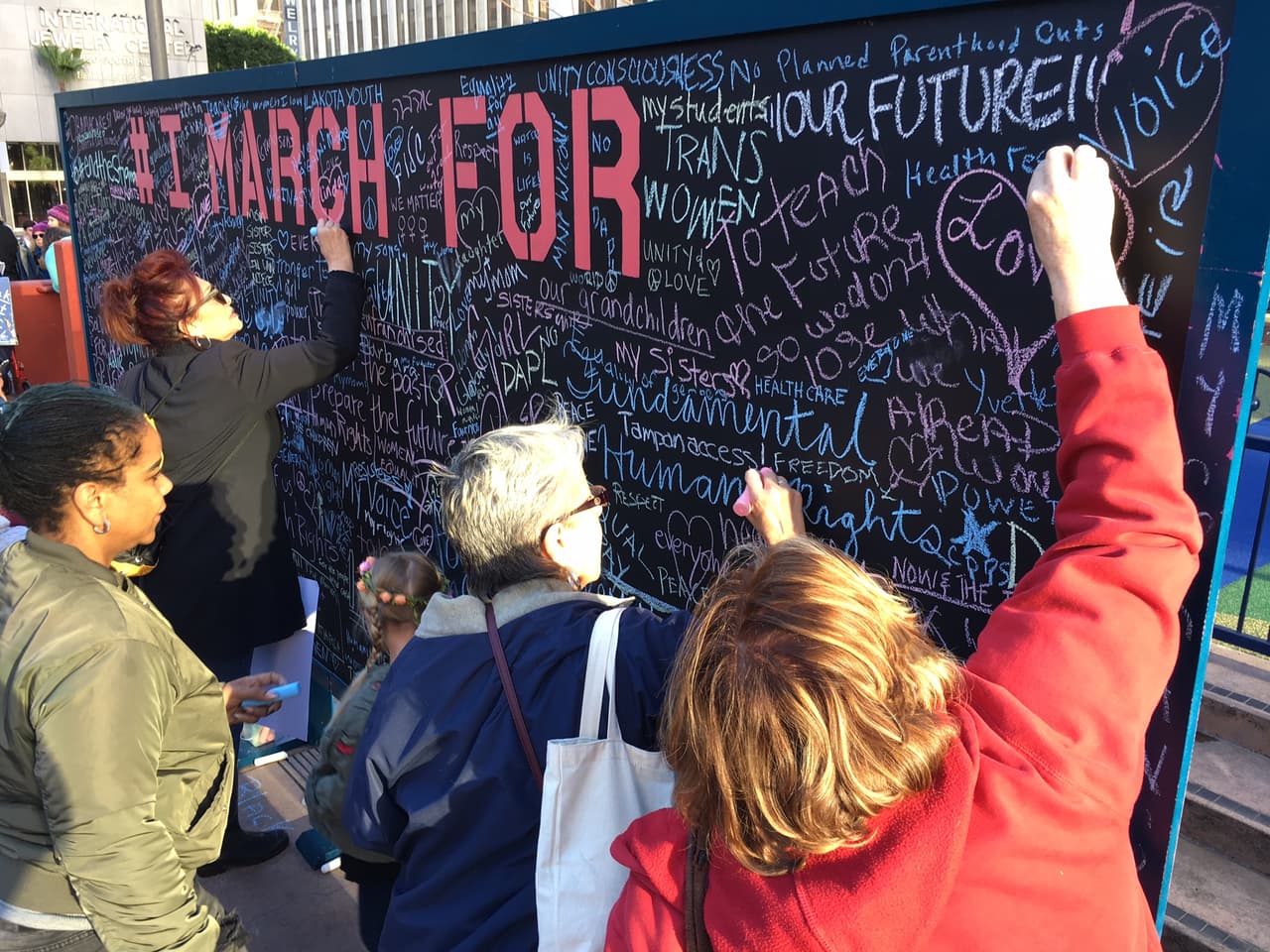 Miles de personas marcharon en Los Ángeles contra el gobierno de Trump.