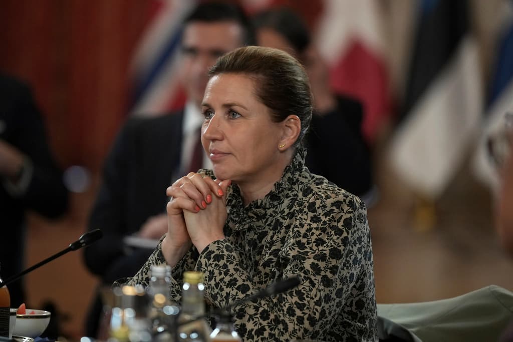 La primera ministra de Dinamarca, Mette Frederiksen, escucha durante una cumbre de lídres de la Fuerza Expedicionaria Conjunta en Oslo, el viernes 9 de mayo de 2025. (AP Foto/Alastair Grant, Pool)