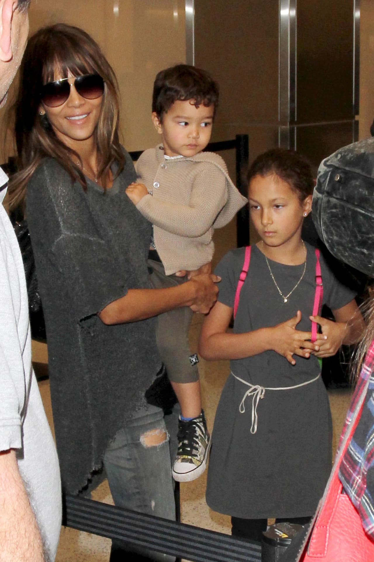 También salían del aeropuerto, y los paparazzi los abordaron, como suelen hacer.