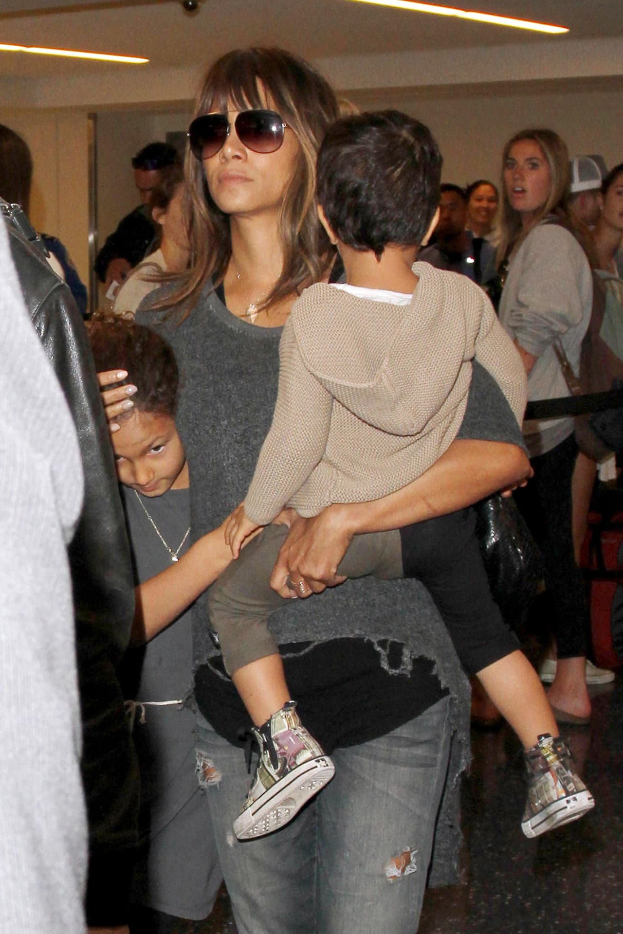 Esa persona lo está demandando por agresión.